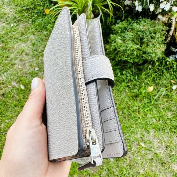 Coach Corner Zip Medium Leather Wallet $165 MRSP - Picture 2 of 16